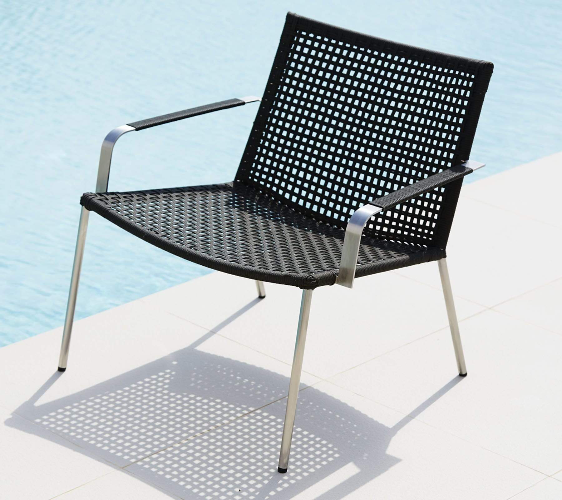 Boxhill's Straw dark grey outdoor lounge chair stainless steel frame placed on poolside