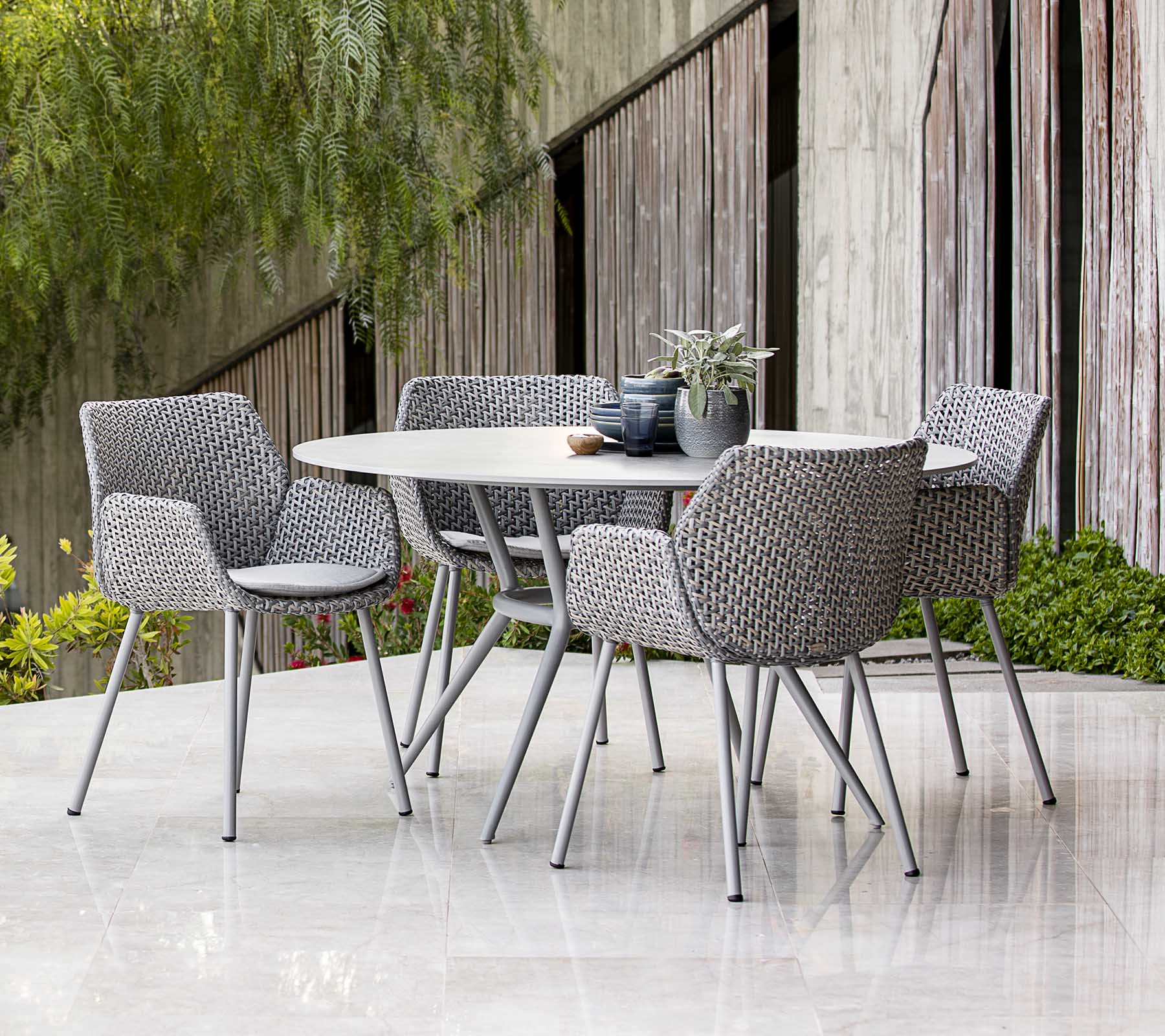 Boxhill's Joy Round Outdoor Dining Table Lifestyle image with 4 dining chairs at patio