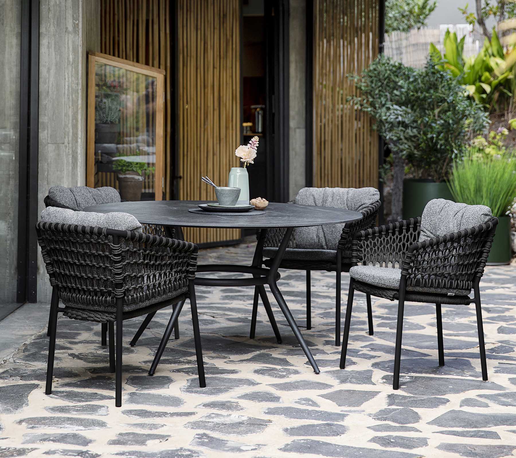 Boxhill's Joy Round Outdoor Dining Table Lifestyle image with 4 dining chairs at patio