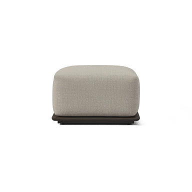 Square outdoor ottoman in beige fabric with aluminum base, compact and versatile design